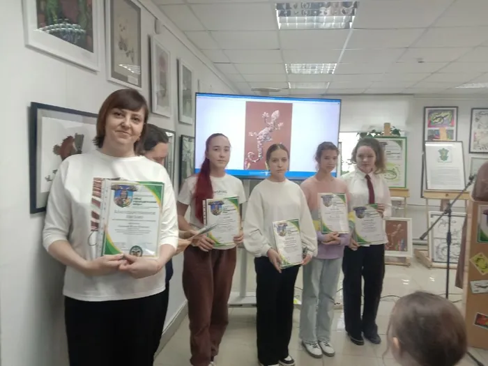 Учащиеся и преподаватель художественного отделения Детской школы искусств