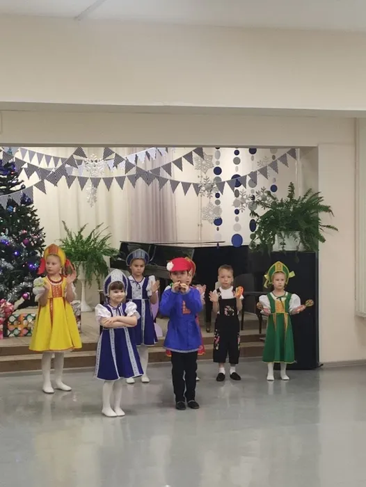 новогоднее представление для групп раннего эстетического развития "Киндер - сюрприз".