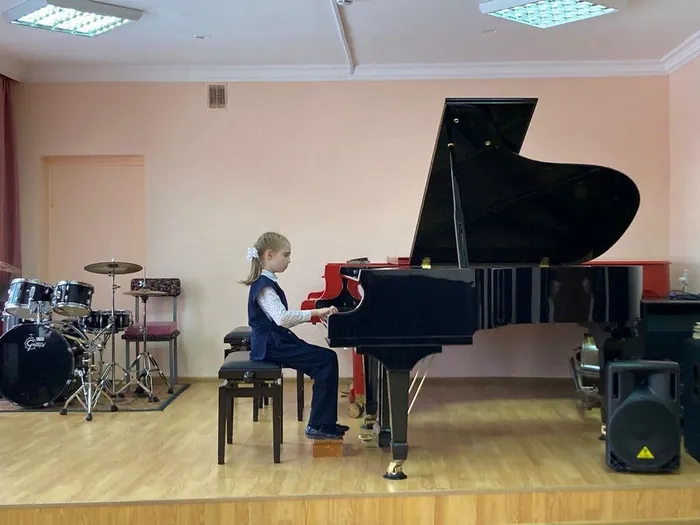 Участники V Открытого городского фестивале - конкурс юных исполнителей "Весенняя капель"