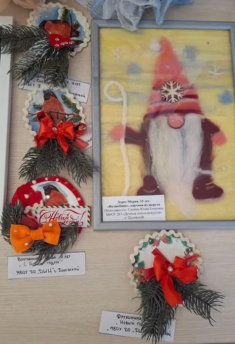 Творческие работы учащихся художественного отделения Детской школы искусств на выставке в рамках ежегодного городского рождественского фестиваля «Под Вифлеемской звездой»