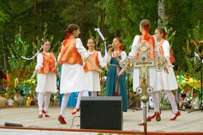 XVII Открытый городской фестиваль народного творчества «Гуляние на Троицу». Мероприятие было посвящено православному празднику Святой Троицы