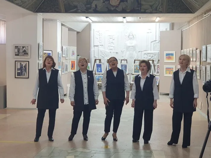 открытие традиционной выставки учащихся и преподавателей Детской школы искусств "Мир глазами детей", посвященной Году семьи и Дню защиты детей.