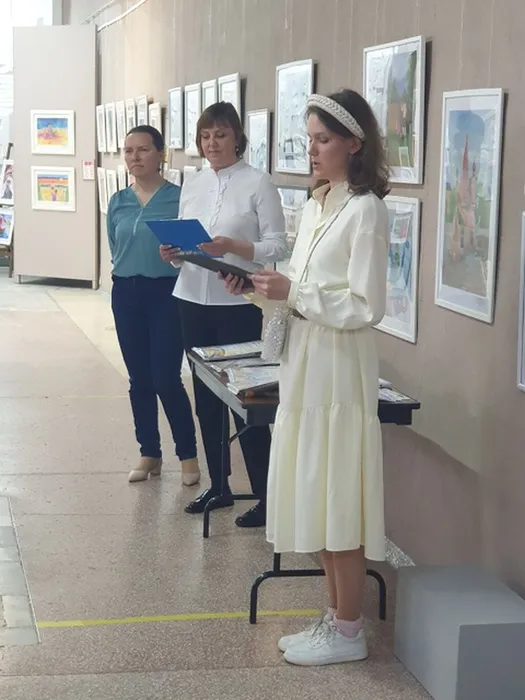 открытие традиционной выставки учащихся и преподавателей Детской школы искусств "Мир глазами детей", посвященной Году семьи и Дню защиты детей.