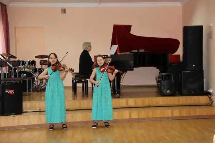 Участники V Открытого городского фестивале - конкурс юных исполнителей "Весенняя капель"