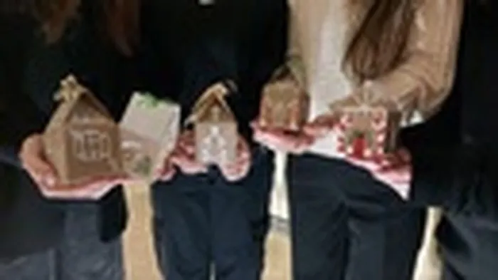 Выставка творческих работ учащихся художественного отделения "Бумажные истории"