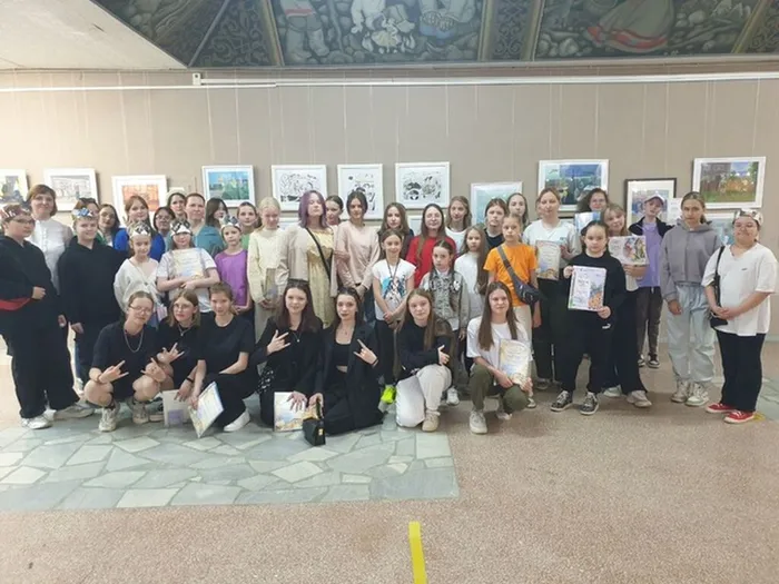 выставка творческих работ учащихся и преподавателей художественного отделения школы «Мир глазами детей», посвященная Году семьи