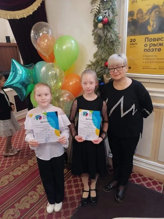 Учащиеся и преподаватель музыкального отделения ДШИ