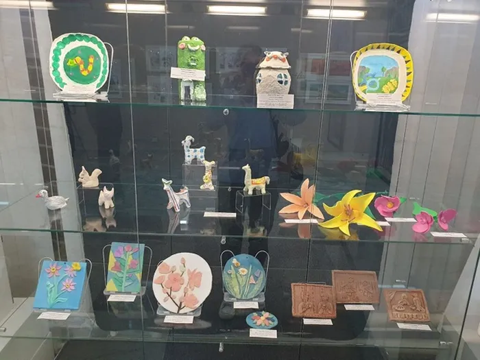 открытие традиционной выставки учащихся и преподавателей Детской школы искусств "Мир глазами детей", посвященной Году семьи и Дню защиты детей.