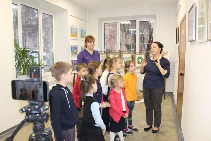 Выставка творческих работ учащихся художественного отделения "По сказам П.П. Бажова"