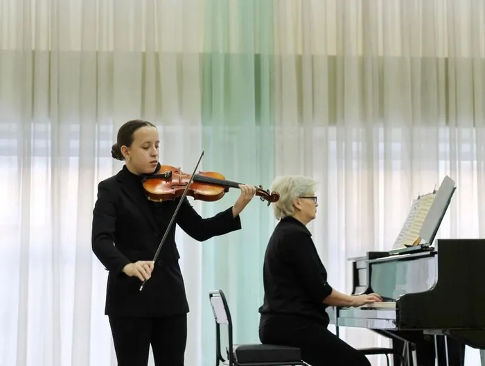 16 декабря 2023 года в МБУК ДО "Екатеринбургская детская школа искусств №1" прошел II Открытый конкурс исполнителей на оркестровых инструментах (скрипка, виолончель, духовые и ударные инструменты) «Уральские переливы».