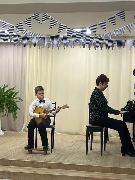 участники IV открытого городского фестиваля-конкурса юных исполнителей «Музыкальный вернисаж»