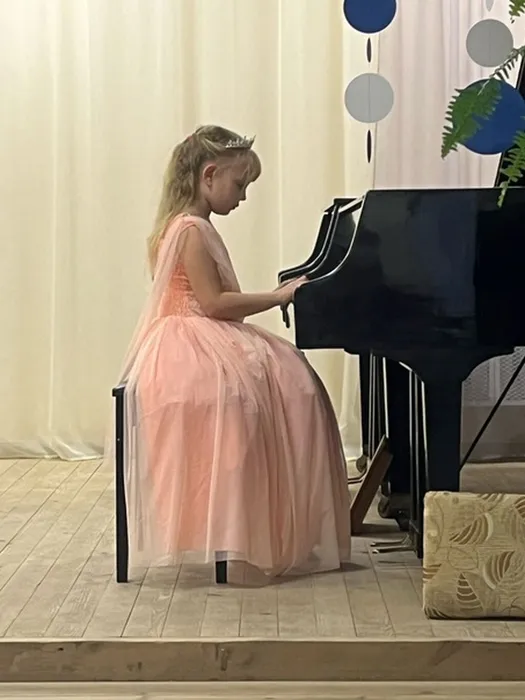 участники IV открытого городского фестиваля-конкурса юных исполнителей «Музыкальный вернисаж»