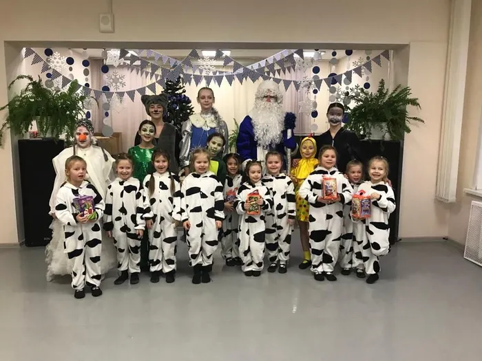 новогоднее представление для групп раннего эстетического развития "Киндер - сюрприз".