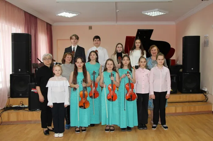 Участники V Открытого городского фестивале - конкурс юных исполнителей "Весенняя капель"