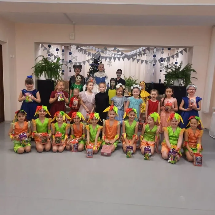 новогоднее представление для групп раннего эстетического развития "Киндер - сюрприз".