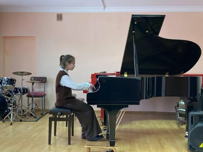 Участники V Открытого городского фестивале - конкурс юных исполнителей "Весенняя капель"