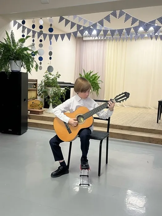 участники IV открытого городского фестиваля-конкурса юных исполнителей «Музыкальный вернисаж»