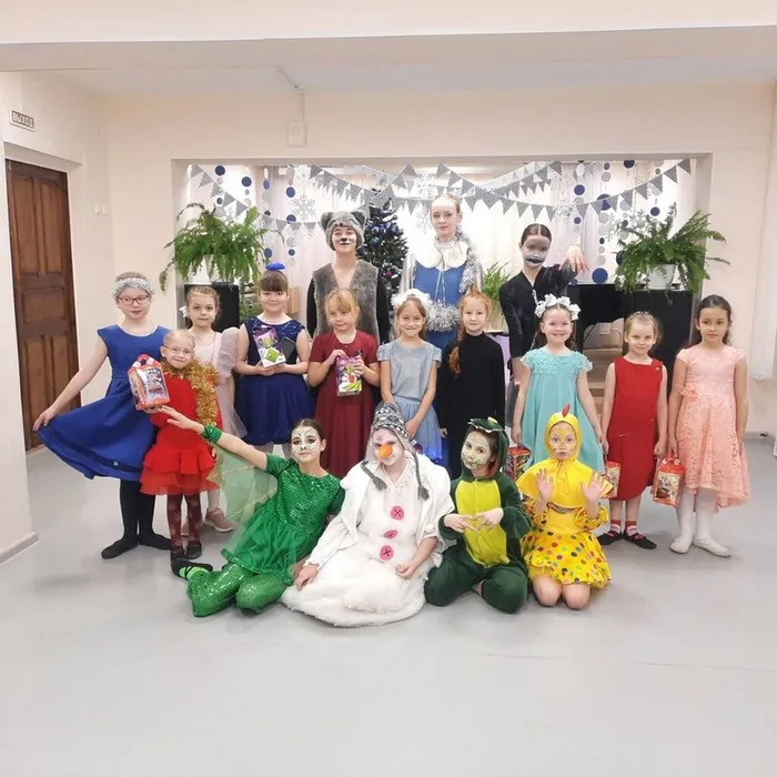 новогоднее представление для групп раннего эстетического развития "Киндер - сюрприз".