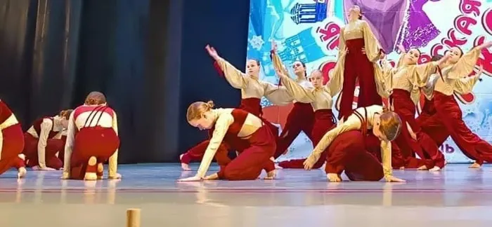 Хореографический ансамбль "ЭлеменТ" (преподаватель Птухина Ольга Сергеевна)