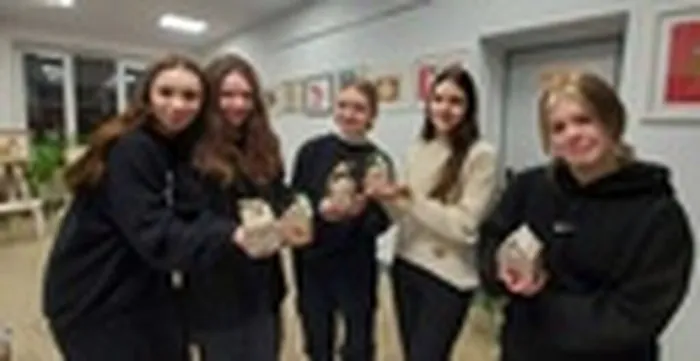 Выставка творческих работ учащихся художественного отделения "Бумажные истории"