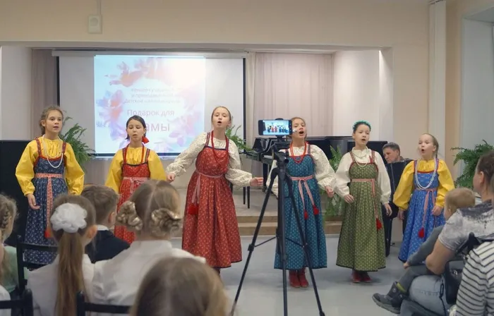 Концерт учащихся и преподавателей «Подарок для мамы»