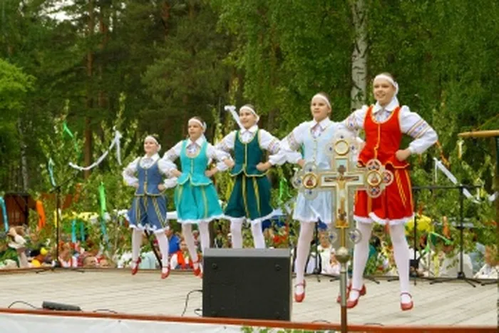 XVII Открытый городской фестиваль народного творчества «Гуляние на Троицу». Мероприятие было посвящено православному празднику Святой Троицы