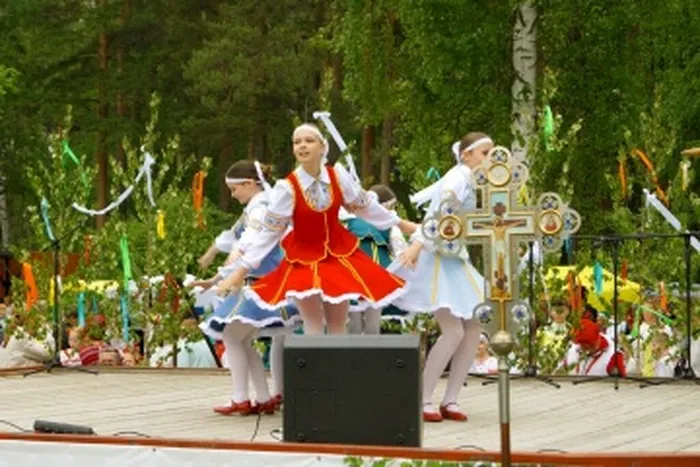 XVII Открытый городской фестиваль народного творчества «Гуляние на Троицу». Мероприятие было посвящено православному празднику Святой Троицы