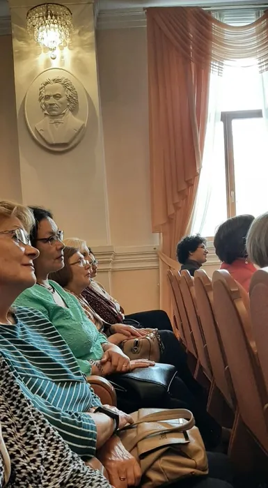 лекция проректора по связям с общественностью Дины Кирнарской