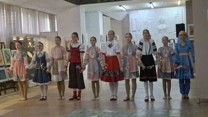 Торжественная церемония открытия выставки творческтих работ учащихся художественного отделения «Мир глазами детей»