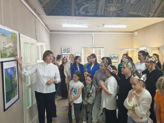 открытие традиционной выставки учащихся и преподавателей Детской школы искусств "Мир глазами детей", посвященной Году семьи и Дню защиты детей.