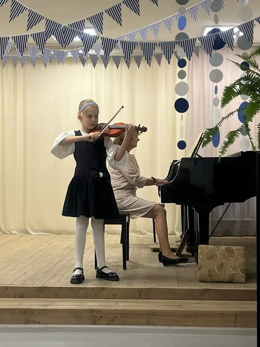 участники IV открытого городского фестиваля-конкурса юных исполнителей «Музыкальный вернисаж»