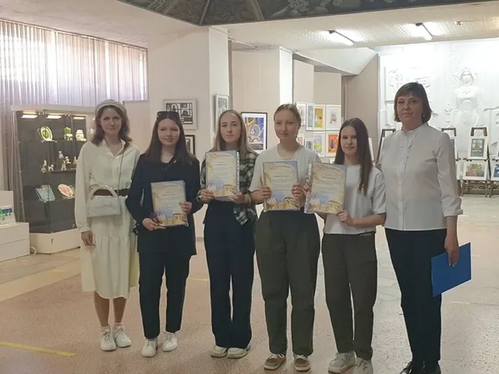 открытие традиционной выставки учащихся и преподавателей Детской школы искусств "Мир глазами детей", посвященной Году семьи и Дню защиты детей.